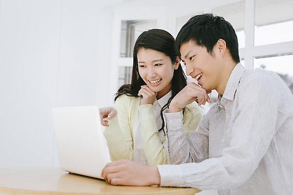 포토 JPG 외국인 해외기획촬영 라이프스타일 커플 여자 남자 여유 커플라이프 모션 식탁 실내 미소 사람 앉기 동양인 손짓 상반신 20대 성인 두명 앞모습 옆모습 노트북 가리킴 웹서핑 편안함 일본인 2015년일본 청년만 성인만 국내포토 감정 뷰포인트 관계 탁자 표정 인종 청년 내부 생활 전자제품 감각 파일형식