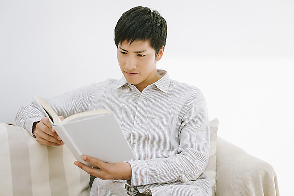 포토 JPG 스튜디오촬영 외국인 해외기획촬영 라이프스타일 남자 여유 맨라이프 모션 휴식 실내 한명 들기 사람 앉기 동양인 상반신 20대 성인 앞모습 책 소파 독서 편안함 일본인 2015년일본 남자만 남자한명만 성인남자만 청년만 청년남자만 청년남자한명만 성인한명만 성인남자한명만 성인만 국내포토 1 감정 뷰포인트 컨셉 의자 인종 청년 내부 생활 감각 파일형식