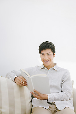 포토 JPG 스튜디오촬영 외국인 해외기획촬영 라이프스타일 남자 여유 맨라이프 모션 휴식 실내 한명 미소 들기 사람 앉기 동양인 상반신 20대 성인 앞모습 책 소파 편안함 일본인 2015년일본 남자만 남자한명만 성인남자만 청년만 청년남자만 청년남자한명만 성인한명만 성인남자한명만 성인만 국내포토 1 감정 뷰포인트 컨셉 의자 표정 인종 청년 내부 생활 감각 파일형식