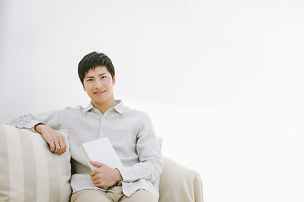 포토 JPG 스튜디오촬영 외국인 해외기획촬영 라이프스타일 남자 여유 맨라이프 모션 휴식 실내 한명 미소 들기 사람 앉기 동양인 상반신 20대 성인 앞모습 책 소파 편안함 일본인 2015년일본 남자만 남자한명만 성인남자만 청년만 청년남자만 청년남자한명만 성인한명만 성인남자한명만 성인만 국내포토 1 감정 뷰포인트 컨셉 의자 표정 인종 청년 내부 생활 감각 파일형식