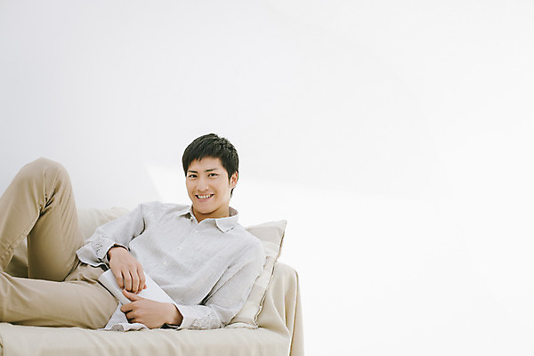 포토 JPG 스튜디오촬영 외국인 해외기획촬영 라이프스타일 남자 여유 맨라이프 모션 휴식 실내 한명 들기 사람 동양인 상반신 20대 성인 앞모습 책 소파 눕기 편안함 일본인 2015년일본 남자만 남자한명만 성인남자만 청년만 청년남자만 청년남자한명만 성인한명만 성인남자한명만 성인만 국내포토 1 감정 뷰포인트 컨셉 의자 인종 청년 내부 생활 감각 파일형식