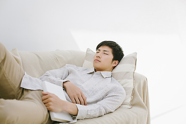 포토 JPG 스튜디오촬영 외국인 해외기획촬영 라이프스타일 남자 여유 맨라이프 모션 휴식 실내 한명 들기 사람 동양인 상반신 20대 성인 앞모습 책 소파 눕기 눈감음 잠 편안함 일본인 2015년일본 남자만 남자한명만 성인남자만 청년만 청년남자만 청년남자한명만 성인한명만 성인남자한명만 성인만 국내포토 1 감정 뷰포인트 컨셉 의자 인종 청년 내부 생활 감각 파일형식