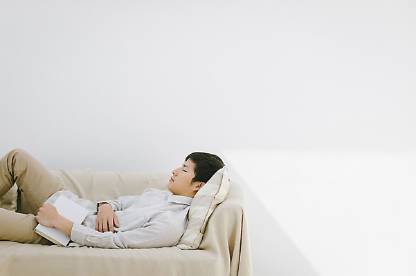 포토 JPG 스튜디오촬영 외국인 해외기획촬영 라이프스타일 남자 여유 맨라이프 모션 휴식 실내 한명 들기 사람 동양인 상반신 20대 성인 옆모습 책 소파 눕기 눈감음 잠 편안함 일본인 2015년일본 남자만 남자한명만 성인남자만 청년만 청년남자만 청년남자한명만 성인한명만 성인남자한명만 성인만 국내포토 1 감정 뷰포인트 컨셉 의자 인종 청년 내부 생활 감각 파일형식