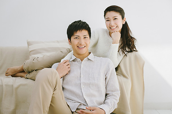 포토 JPG 스튜디오촬영 외국인 해외기획촬영 라이프스타일 커플 여자 남자 여유 맨라이프 모션 휴식 실내 미소 사람 앉기 동양인 손짓 상반신 20대 성인 두명 앞모습 소파 턱괴기 편안함 일본인 2015년일본 청년만 성인만 국내포토 감정 뷰포인트 컨셉 의자 관계 표정 인종 청년 내부 생활 감각 파일형식