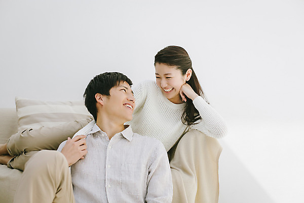 포토 JPG 스튜디오촬영 외국인 해외기획촬영 라이프스타일 커플 여자 남자 여유 맨라이프 모션 휴식 실내 미소 사람 앉기 동양인 손짓 상반신 20대 성인 두명 앞모습 소파 턱괴기 편안함 일본인 2015년일본 청년만 성인만 국내포토 감정 뷰포인트 컨셉 의자 관계 표정 인종 청년 내부 생활 감각 파일형식