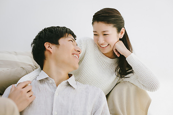 포토 JPG 스튜디오촬영 외국인 해외기획촬영 라이프스타일 커플 여자 남자 여유 맨라이프 모션 휴식 실내 미소 사람 앉기 동양인 손짓 상반신 20대 성인 두명 앞모습 소파 턱괴기 편안함 일본인 2015년일본 청년만 성인만 국내포토 감정 뷰포인트 컨셉 의자 관계 표정 인종 청년 내부 생활 감각 파일형식