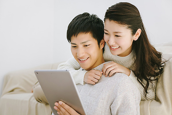 포토 JPG 스튜디오촬영 외국인 해외기획촬영 라이프스타일 커플 응시 여자 남자 여유 커플라이프 모션 실내 미소 들기 사람 앉기 동양인 상반신 20대 성인 두명 소파 태블릿 웹서핑 편안함 일본인 2015년일본 청년만 성인만 국내포토 시선 감정 의자 관계 표정 인종 청년 내부 생활 전자제품 스마트기기 감각 파일형식