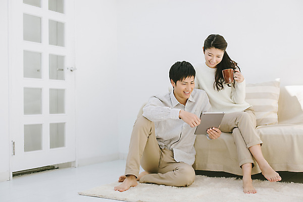 포토 JPG 스튜디오촬영 전신 외국인 해외기획촬영 라이프스타일 커플 응시 여자 남자 여유 커피 커플라이프 모션 실내 들기 사람 앉기 동양인 20대 성인 두명 컵 소파 태블릿 웹서핑 편안함 일본인 2015년일본 청년만 성인만 국내포토 식기 시선 감정 음료 의자 관계 인종 청년 내부 생활 전자제품 스마트기기 감각 파일형식