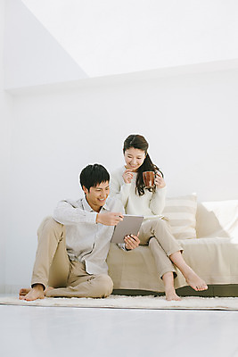 포토 JPG 스튜디오촬영 전신 외국인 해외기획촬영 라이프스타일 커플 여자 남자 여유 커피 커플라이프 모션 실내 미소 들기 사람 앉기 동양인 20대 성인 두명 앞모습 컵 소파 태블릿 웹서핑 편안함 일본인 2015년일본 청년만 성인만 국내포토 식기 감정 음료 뷰포인트 의자 관계 표정 인종 청년 내부 생활 전자제품 스마트기기 감각 파일형식