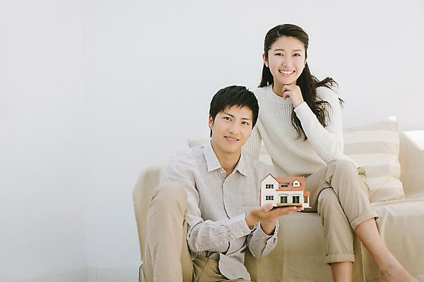 포토 JPG 스튜디오촬영 외국인 해외기획촬영 라이프스타일 커플 여자 남자 여유 커플라이프 모션 부동산 주택 실내 미소 들기 사람 앉기 동양인 손짓 상반신 20대 성인 두명 앞모습 소파 미니어처 편안함 일본인 2015년일본 청년만 성인만 국내포토 감정 뷰포인트 의자 관계 표정 인종 청년 내부 건물 생활 모형 감각 재산 파일형식