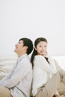 포토 JPG 스튜디오촬영 외국인 해외기획촬영 라이프스타일 커플 여자 남자 여유 커플라이프 모션 휴식 실내 사람 앉기 동양인 상반신 20대 성인 두명 옆모습 등맞대기 편안함 일본인 2015년일본 청년만 성인만 국내포토 감정 뷰포인트 컨셉 관계 인종 청년 내부 생활 감각 파일형식