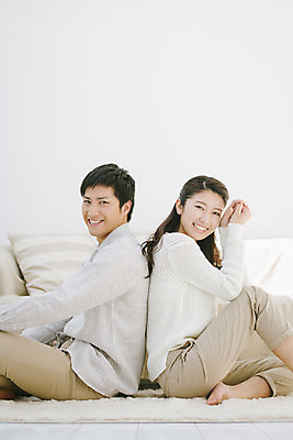 포토 JPG 스튜디오촬영 외국인 해외기획촬영 라이프스타일 커플 여자 남자 여유 커플라이프 모션 휴식 실내 사람 앉기 동양인 상반신 20대 성인 두명 옆모습 등맞대기 편안함 일본인 2015년일본 청년만 성인만 국내포토 감정 뷰포인트 컨셉 관계 인종 청년 내부 생활 감각 파일형식