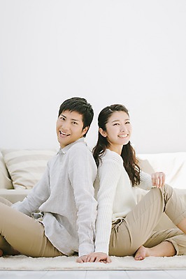 포토 JPG 스튜디오촬영 외국인 해외기획촬영 라이프스타일 커플 여자 남자 여유 커플라이프 모션 휴식 실내 사람 앉기 동양인 손짓 상반신 20대 성인 두명 옆모습 손잡기 등맞대기 편안함 일본인 2015년일본 청년만 성인만 국내포토 감정 뷰포인트 컨셉 관계 인종 청년 내부 생활 감각 파일형식