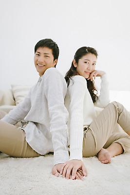 포토 JPG 스튜디오촬영 외국인 해외기획촬영 라이프스타일 커플 여자 남자 여유 커플라이프 모션 휴식 실내 미소 사람 앉기 동양인 손짓 상반신 20대 성인 두명 옆모습 손잡기 편안함 일본인 2015년일본 청년만 성인만 국내포토 감정 뷰포인트 컨셉 관계 표정 인종 청년 내부 생활 감각 파일형식