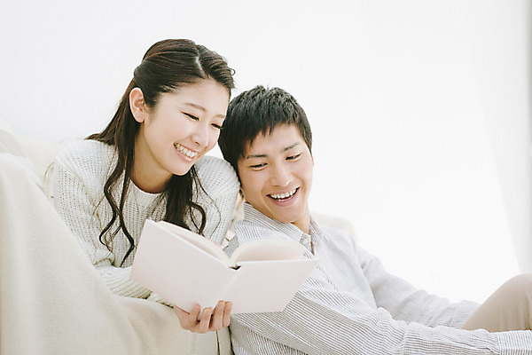 포토 JPG 스튜디오촬영 외국인 해외기획촬영 라이프스타일 커플 여자 남자 여유 커플라이프 모션 휴식 실내 미소 들기 사람 앉기 동양인 상반신 20대 성인 두명 옆모습 책 독서 편안함 일본인 2015년일본 청년만 성인만 국내포토 감정 뷰포인트 컨셉 관계 표정 인종 청년 내부 생활 감각 파일형식