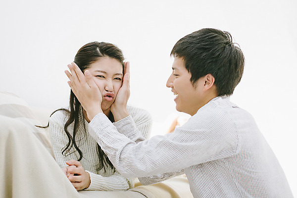 포토 JPG 스튜디오촬영 외국인 해외기획촬영 라이프스타일 커플 여자 남자 여유 엎드리기 커플라이프 장난 모션 실내 사람 앉기 동양인 손짓 상반신 20대 성인 두명 앞모습 옆모습 편안함 일본인 2015년일본 청년만 성인만 국내포토 감정 뷰포인트 관계 인종 청년 내부 생활 감각 파일형식