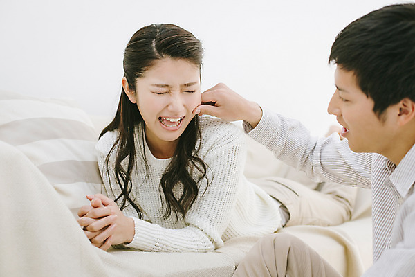 포토 JPG 스튜디오촬영 외국인 해외기획촬영 라이프스타일 커플 여자 남자 여유 엎드리기 커플라이프 장난 모션 실내 사람 앉기 동양인 손짓 상반신 20대 성인 두명 앞모습 옆모습 편안함 일본인 꼬집기 2015년일본 청년만 성인만 국내포토 감정 뷰포인트 관계 인종 청년 내부 생활 감각 파일형식