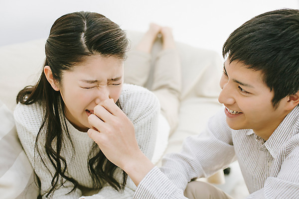 포토 JPG 스튜디오촬영 외국인 해외기획촬영 라이프스타일 커플 여자 남자 여유 엎드리기 커플라이프 장난 모션 실내 사람 앉기 동양인 손짓 상반신 20대 성인 두명 앞모습 찡그림 편안함 일본인 꼬집기 2015년일본 청년만 성인만 국내포토 감정 뷰포인트 관계 표정 인종 청년 내부 생활 감각 파일형식