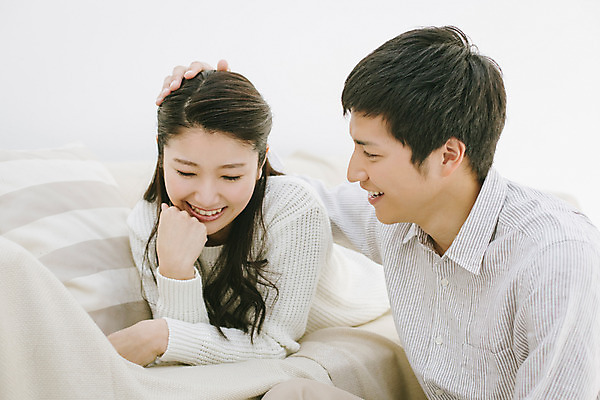 포토 JPG 스튜디오촬영 외국인 해외기획촬영 라이프스타일 커플 여자 남자 여유 엎드리기 커플라이프 모션 휴식 실내 사람 앉기 동양인 손짓 상반신 20대 성인 두명 앞모습 옆모습 다정 편안함 일본인 2015년일본 청년만 성인만 국내포토 감정 뷰포인트 컨셉 관계 인종 청년 내부 생활 감각 파일형식