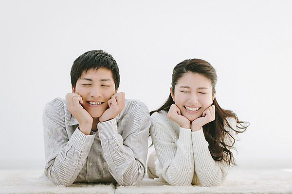 포토 JPG 스튜디오촬영 외국인 해외기획촬영 라이프스타일 커플 여자 남자 여유 엎드리기 커플라이프 모션 휴식 실내 미소 사람 동양인 손짓 상반신 20대 성인 두명 앞모습 눈감음 턱괴기 다정 편안함 일본인 2015년일본 청년만 성인만 국내포토 감정 뷰포인트 컨셉 관계 표정 인종 청년 내부 생활 감각 파일형식
