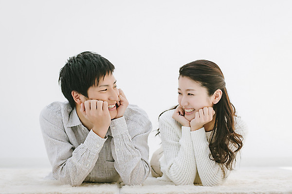 포토 JPG 스튜디오촬영 외국인 해외기획촬영 라이프스타일 커플 여자 남자 여유 엎드리기 커플라이프 모션 휴식 실내 미소 사람 동양인 손짓 상반신 20대 성인 두명 앞모습 마주보기 턱괴기 다정 편안함 일본인 2015년일본 청년만 성인만 국내포토 감정 뷰포인트 컨셉 관계 표정 인종 청년 내부 생활 감각 파일형식