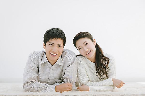 포토 JPG 스튜디오촬영 외국인 해외기획촬영 라이프스타일 커플 여자 남자 여유 엎드리기 커플라이프 모션 휴식 실내 미소 사람 동양인 상반신 20대 성인 두명 앞모습 다정 편안함 일본인 2015년일본 청년만 성인만 국내포토 감정 뷰포인트 컨셉 관계 표정 인종 청년 내부 생활 감각 파일형식