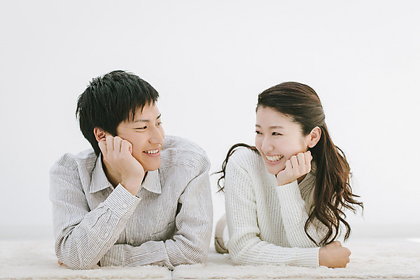 포토 JPG 스튜디오촬영 외국인 해외기획촬영 라이프스타일 커플 여자 남자 여유 엎드리기 커플라이프 모션 휴식 실내 미소 사람 동양인 손짓 상반신 20대 성인 두명 마주보기 턱괴기 다정 편안함 일본인 2015년일본 청년만 성인만 국내포토 감정 컨셉 관계 표정 인종 청년 내부 생활 감각 파일형식