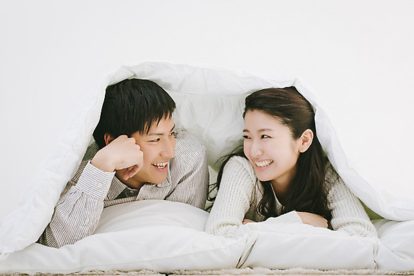포토 JPG 스튜디오촬영 외국인 해외기획촬영 라이프스타일 커플 여자 남자 여유 엎드리기 커플라이프 모션 휴식 실내 미소 사람 동양인 상반신 20대 성인 두명 앞모습 마주보기 턱괴기 다정 이불 편안함 일본인 덮기 2015년일본 청년만 성인만 국내포토 감정 뷰포인트 컨셉 관계 침구 표정 인종 청년 내부 생활 감각 파일형식
