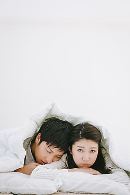 포토 JPG 스튜디오촬영 외국인 해외기획촬영 라이프스타일 커플 여자 남자 여유 엎드리기 커플라이프 모션 휴식 실내 피곤 사람 동양인 상반신 20대 성인 두명 앞모습 이불 편안함 일본인 2015년일본 청년만 성인만 국내포토 감정 뷰포인트 컨셉 관계 침구 인종 청년 내부 생활 감각 파일형식