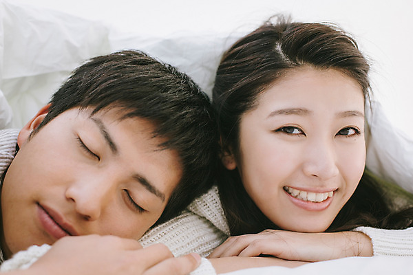 포토 JPG 스튜디오촬영 외국인 해외기획촬영 라이프스타일 커플 여자 남자 여유 엎드리기 커플라이프 모션 휴식 실내 피곤 미소 사람 동양인 상반신 20대 성인 두명 앞모습 눈감음 이불 편안함 일본인 덮기 2015년일본 청년만 성인만 국내포토 감정 뷰포인트 컨셉 관계 침구 표정 인종 청년 내부 생활 감각 파일형식