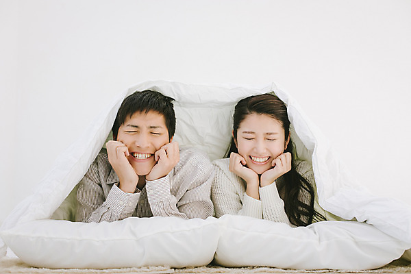 포토 JPG 스튜디오촬영 외국인 해외기획촬영 라이프스타일 커플 여자 남자 여유 엎드리기 커플라이프 베개 모션 휴식 실내 미소 사람 동양인 손짓 상반신 20대 성인 두명 앞모습 눈감음 턱괴기 이불 편안함 일본인 덮기 2015년일본 청년만 성인만 국내포토 감정 뷰포인트 컨셉 관계 침구 표정 인종 청년 내부 생활 감각 파일형식