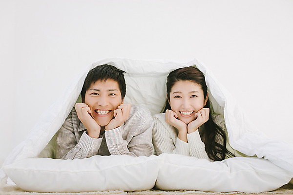 포토 JPG 스튜디오촬영 외국인 해외기획촬영 라이프스타일 커플 여자 남자 여유 엎드리기 커플라이프 모션 휴식 실내 미소 사람 동양인 손짓 상반신 20대 성인 두명 앞모습 턱괴기 이불 편안함 일본인 덮기 2015년일본 청년만 성인만 국내포토 감정 뷰포인트 컨셉 관계 침구 표정 인종 청년 내부 생활 감각 파일형식