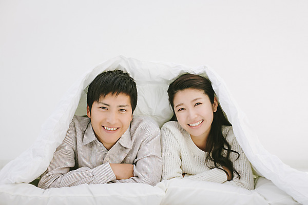 포토 JPG 스튜디오촬영 외국인 해외기획촬영 라이프스타일 커플 여자 남자 여유 엎드리기 커플라이프 모션 휴식 실내 미소 사람 동양인 상반신 20대 성인 두명 앞모습 이불 편안함 일본인 덮기 2015년일본 청년만 성인만 국내포토 감정 뷰포인트 컨셉 관계 침구 표정 인종 청년 내부 생활 감각 파일형식