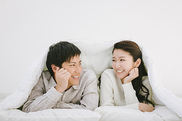 포토 JPG 스튜디오촬영 외국인 해외기획촬영 라이프스타일 커플 여자 남자 여유 엎드리기 커플라이프 모션 휴식 실내 미소 사람 동양인 상반신 20대 성인 두명 앞모습 마주보기 턱괴기 이불 편안함 일본인 덮기 2015년일본 청년만 성인만 국내포토 감정 뷰포인트 컨셉 관계 침구 표정 인종 청년 내부 생활 감각 파일형식