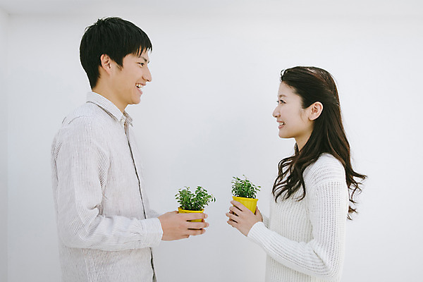 포토 JPG 스튜디오촬영 외국인 해외기획촬영 라이프스타일 커플 여자 남자 화분 여유 커플라이프 모션 휴식 실내 서기 미소 들기 사람 동양인 상반신 20대 성인 두명 옆모습 마주보기 편안함 일본인 2015년일본 청년만 성인만 국내포토 감정 뷰포인트 컨셉 관계 표정 인종 청년 내부 생활 감각 파일형식