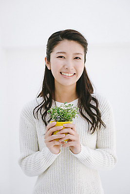 포토 JPG 스튜디오촬영 외국인 해외기획촬영 우먼라이프 라이프스타일 여자 화분 모션 실내 한명 서기 미소 들기 사람 동양인 상반신 20대 성인 앞모습 일본인 2015년일본 여자만 여자한명만 성인여자만 청년만 청년여자만 성인한명만 청년여자한명만 성인여자한명만 성인만 국내포토 1 뷰포인트 표정 인종 청년 내부 생활 파일형식