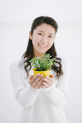 포토 JPG 스튜디오촬영 외국인 해외기획촬영 우먼라이프 라이프스타일 여자 화분 모션 실내 한명 서기 미소 들기 사람 동양인 상반신 20대 성인 앞모습 아웃포커스 일본인 2015년일본 여자만 여자한명만 성인여자만 청년만 청년여자만 성인한명만 청년여자한명만 성인여자한명만 성인만 국내포토 1 뷰포인트 촬영기법 표정 인종 청년 내부 생활 파일형식