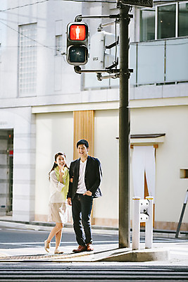 포토 JPG 주간 전신 외국인 해외기획촬영 라이프스타일 커플 여자 남자 행복 여유 커플라이프 데이트 모션 서기 미소 사람 동양인 20대 성인 야외 두명 앞모습 횡단보도 신호등 일본인 2015년일본 청년만 성인만 국내포토 자연요소 감정 뷰포인트 관계 표정 인종 청년 생활 보행로 파일형식