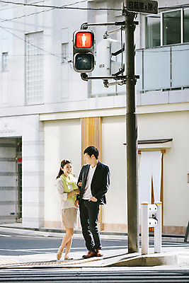 포토 JPG 주간 전신 외국인 해외기획촬영 라이프스타일 커플 여자 남자 행복 여유 커플라이프 데이트 모션 서기 사람 동양인 20대 성인 야외 두명 앞모습 팔짱 횡단보도 신호등 일본인 2015년일본 청년만 성인만 국내포토 자연요소 감정 뷰포인트 관계 인종 청년 생활 보행로 파일형식