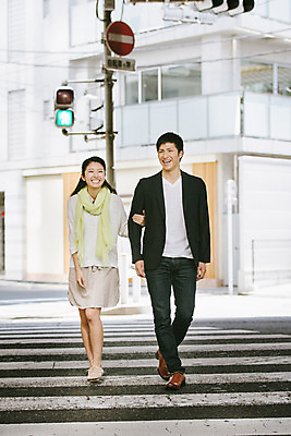 포토 JPG 주간 전신 외국인 해외기획촬영 라이프스타일 커플 여자 남자 행복 여유 커플라이프 데이트 모션 미소 사람 동양인 20대 성인 야외 두명 앞모습 걷기 팔짱 횡단보도 신호등 일본인 2015년일본 청년만 성인만 국내포토 자연요소 감정 뷰포인트 관계 표정 인종 청년 생활 보행로 파일형식