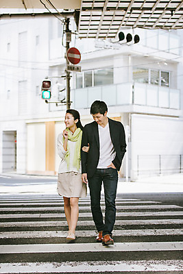 포토 JPG 주간 전신 외국인 해외기획촬영 라이프스타일 커플 여자 남자 행복 여유 커플라이프 데이트 모션 사람 동양인 20대 성인 야외 두명 앞모습 걷기 팔짱 횡단보도 신호등 일본인 2015년일본 청년만 성인만 국내포토 자연요소 감정 뷰포인트 관계 인종 청년 생활 보행로 파일형식