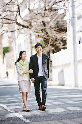 포토 JPG 주간 전신 외국인 해외기획촬영 라이프스타일 커플 여자 남자 행복 여유 커플라이프 데이트 모션 거리 미소 사람 동양인 20대 성인 야외 두명 앞모습 걷기 팔짱 일본인 2015년일본 청년만 성인만 국내포토 자연요소 감정 뷰포인트 관계 표정 인종 청년 생활 파일형식