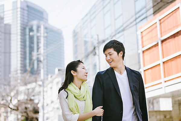 포토 JPG 주간 외국인 해외기획촬영 라이프스타일 커플 여자 남자 행복 여유 커플라이프 데이트 모션 거리 미소 사람 동양인 상반신 20대 성인 야외 두명 앞모습 걷기 팔짱 일본인 2015년일본 청년만 성인만 국내포토 자연요소 감정 뷰포인트 관계 표정 인종 청년 생활 파일형식