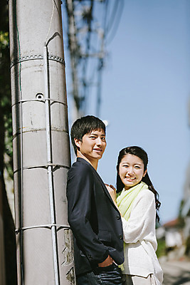 포토 JPG 주간 외국인 해외기획촬영 라이프스타일 커플 응시 여자 남자 행복 여유 커플라이프 데이트 모션 서기 미소 사람 동양인 상반신 20대 성인 야외 두명 옆모습 일본인 전봇대 2015년일본 청년만 성인만 국내포토 자연요소 시선 공공시설 감정 뷰포인트 관계 표정 인종 청년 생활 파일형식