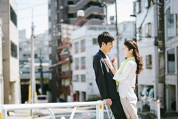 포토 JPG 주간 외국인 해외기획촬영 라이프스타일 커플 여자 남자 행복 여유 커플라이프 데이트 모션 거리 서기 사람 동양인 상반신 20대 성인 야외 두명 옆모습 마주보기 다정 일본인 2015년일본 청년만 성인만 국내포토 자연요소 감정 뷰포인트 컨셉 관계 인종 청년 생활 파일형식