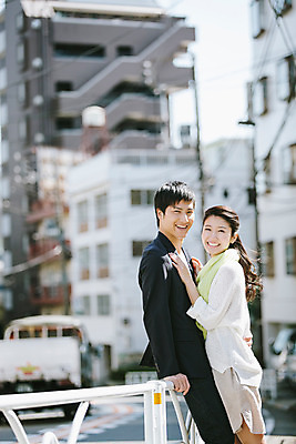 포토 JPG 주간 외국인 해외기획촬영 라이프스타일 커플 여자 남자 행복 여유 커플라이프 데이트 모션 거리 서기 미소 사람 동양인 상반신 20대 성인 야외 두명 옆모습 기댐 다정 일본인 2015년일본 청년만 성인만 국내포토 자연요소 감정 뷰포인트 컨셉 관계 표정 인종 청년 생활 파일형식