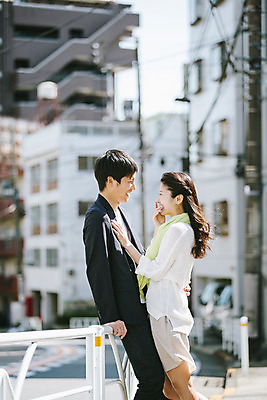 포토 JPG 주간 외국인 해외기획촬영 라이프스타일 커플 여자 남자 행복 여유 커플라이프 데이트 모션 거리 서기 미소 사람 동양인 상반신 20대 성인 야외 두명 옆모습 마주보기 다정 일본인 2015년일본 청년만 성인만 국내포토 자연요소 감정 뷰포인트 컨셉 관계 표정 인종 청년 생활 파일형식