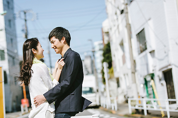 포토 JPG 주간 외국인 해외기획촬영 라이프스타일 커플 여자 남자 행복 여유 커플라이프 데이트 모션 거리 서기 미소 사람 동양인 상반신 20대 성인 야외 두명 옆모습 마주보기 다정 일본인 2015년일본 청년만 성인만 국내포토 자연요소 감정 뷰포인트 컨셉 관계 표정 인종 청년 생활 파일형식