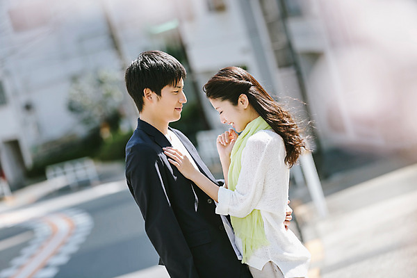 포토 JPG 주간 외국인 해외기획촬영 라이프스타일 커플 여자 남자 행복 여유 커플라이프 데이트 모션 포옹 거리 서기 미소 사람 동양인 상반신 20대 성인 야외 두명 옆모습 마주보기 다정 일본인 2015년일본 청년만 성인만 국내포토 자연요소 감정 뷰포인트 컨셉 관계 안기 표정 인종 청년 생활 파일형식