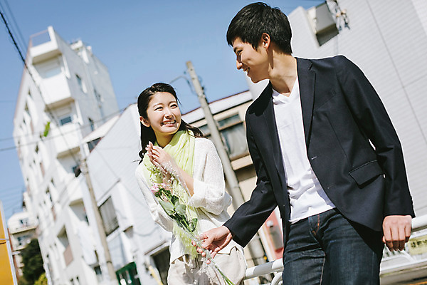 포토 JPG 주간 외국인 식물 해외기획촬영 라이프스타일 커플 여자 남자 꽃 행복 여유 커플라이프 데이트 모션 거리 선물 서기 미소 사람 동양인 상반신 20대 성인 야외 두명 앞모습 일본인 주기 2015년일본 청년만 성인만 국내포토 자연요소 감정 뷰포인트 관계 표정 인종 청년 생활 파일형식